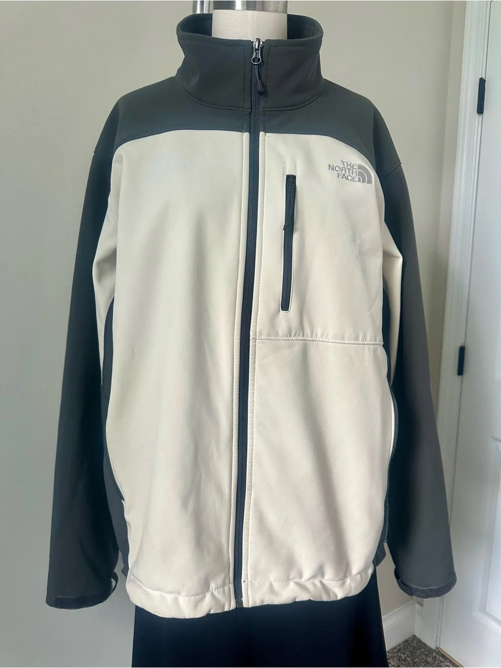 The North Face Men's Jacket (L) cream / grey - Apex Rain Resistant Tech